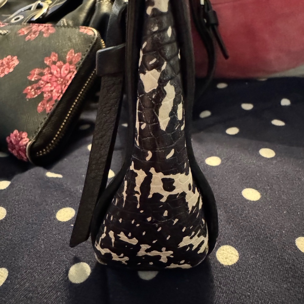 GUC: Coach Black Leather Wristlet with black and white sides! - Picture 4 of 5